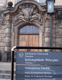 Eingang des Institutsgebäudes am Weberplatz des Instituts für Evangelische Theologie Dresden